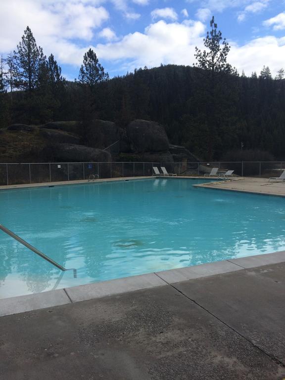 Отель Lolo Hot Springs Экстерьер фото